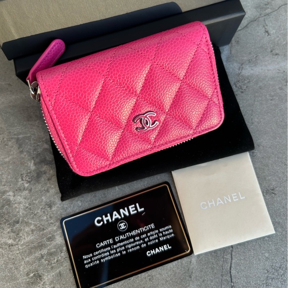 CHANEL Enamel CC Logo Quilted Coin Wallet Card Holder - Picture 8 of 13